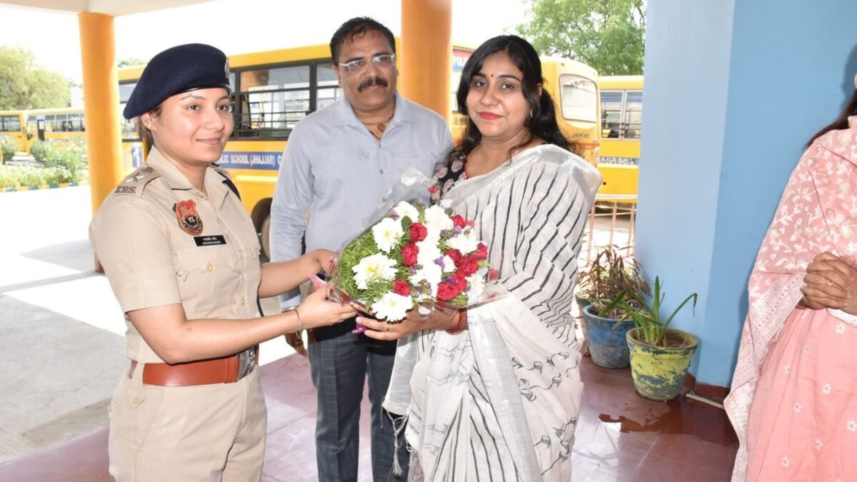 DAV Police Public School emphasizes on the importance of education, DCP inspires children
